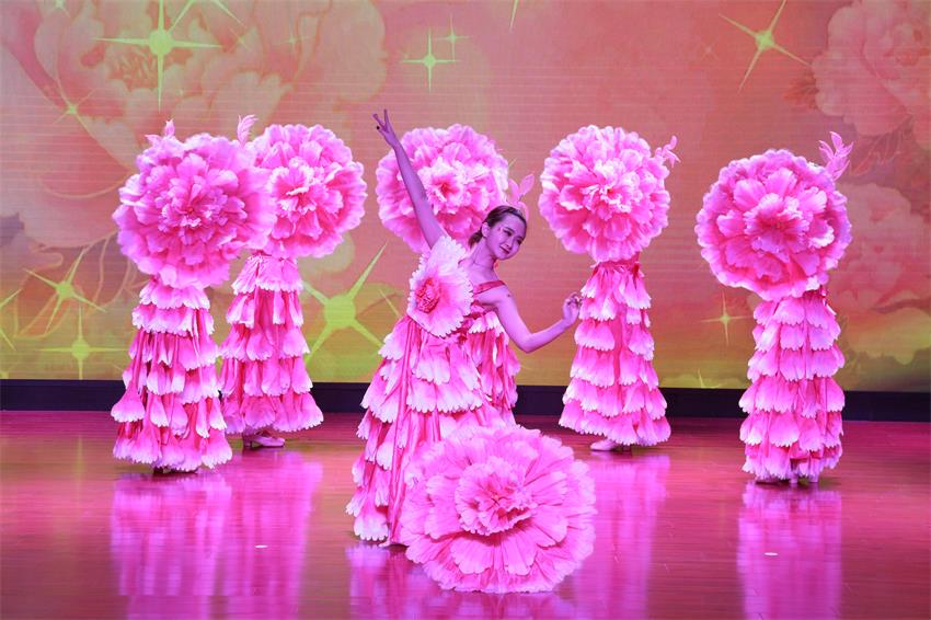 华体网页版2019年度工作动员大会---舞蹈《花开树恩》