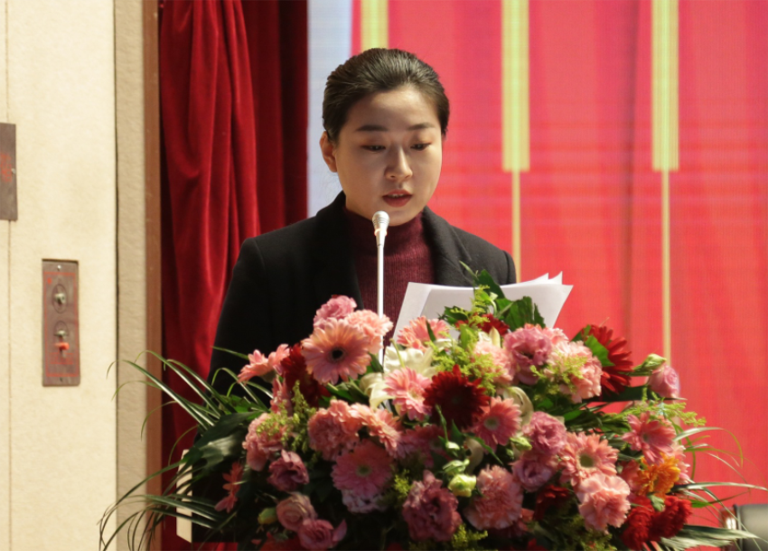 华体网页版第一届党委班子选举大会---于丽娜同志宣读大会关于通过党委和纪委报告的决议